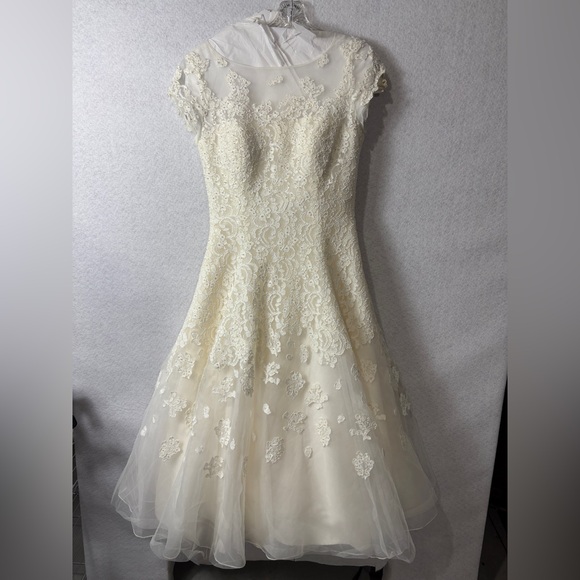 OLEG CASSINI Ivory Wedding Dress
Size 8 - Picture 1 of 6